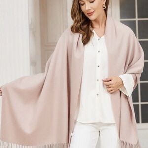 Gabrielle Sanders 70% cashmere pashmina.